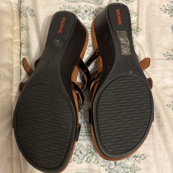 Vionic 2 inch wedge backless sandal size 7 tortoise colored with gold hardwear. - Picture 2 of 6